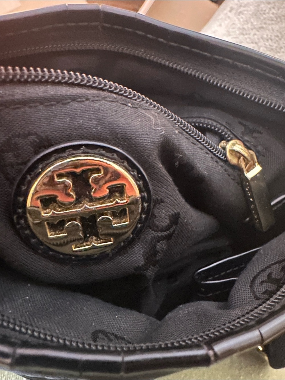 Tory Burch Perry Black Crossbody Bag with Patent Trim & Front Pocket - Picture 5 of 16